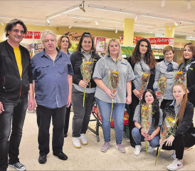 Volg Gränichen erstrahlt nach Umbau in neuem Glanz: Ruedi Leu, Reinhard Gloor und das Volg-Team mit Filialleiterin Irene Wildi (zweite von rechts, hinten) freuen sich über das gelungene Resultat. (Bild: hg.)
