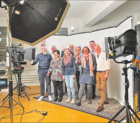 Ins richtige Licht gerückt; Gemeinderatsbesuch bei Rec & Play Solution mit Koni (r.) und Rino Willimann (l.). (Bild: zVg.)