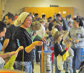 War wiederum ein voller Erfolg: Am Böjuer Kerzenziehen haben die Besucher eine Viertel Tonne Wachs verarbeitet. (Bild: zVg.)