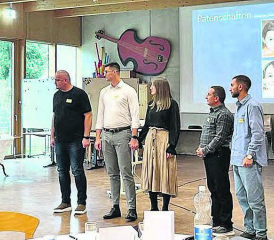 Die Projektverantwortlichen informierten mit eindrücklichen Referaten: Neben Geschäftsführer Stephan Schneider stehen David Dugeniuk, John und Alesia Rotaru, Sargis Svaryan, Mikayel Svaryan und Edward Dugeniuk (v.l.) (Bild: zVg.)