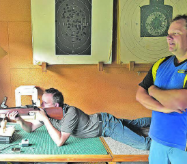 Der neue Präsident der Sportschützen Teufenthal, Christian Gloor (rechts), steht beim Volksschiessen auch als Betreuer der Teilnehmenden im Einsatz. (Bild: wr.)