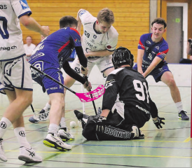 Viel Betrieb vor Hünenbergs Tor: Die Reinacher Joël Bouilloux und Dimitri Lüscher (hinten) beschäftigen Torhüter Raphael Zurfluh. (Bild: Otto Lüscher)