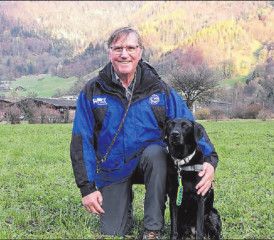 Hundeführer Peter Bieri und Hund Siena freuen sich über den Sieg als Schweizermeister bei den Retrievernten zusammen den 3. Platz belegen. (Bilder: zVg.)