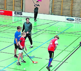 Ein besonderes Training: Der Schwede Alexander Rinefalk (hinten) und der Norweger Marius Pedersen trainierten die Lok-Jugend. (Bild: Silvia Junker)