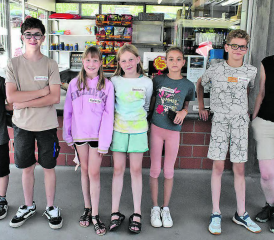 Neugierig zeigen sich die jungen Reportinnen und Reporter auf ihrem Rundgang mit Mitarbeiterin Daniela Schmid. Dabei sammelten sie spannende Fakten. (Bilder: hg.)