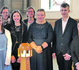 «Licht – ein Licht sein»: Feierlicher Gottesdienst mit fünf KonfirmandInnen in Birrwil (v.l.): Sophia Dutoit, Conny Portner, Luana Eichenberger, Rahel Fritschi,Cheryl Baumberger, Jan Salzmann, Yves Dutoit. (Bild: zVg.)
