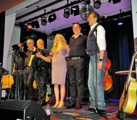 Bo Katzman (rechts) mit Tochter Ronja und dem Quartett Waschächt brachten das Forum Seon zum Beben. (Bild: hh.)