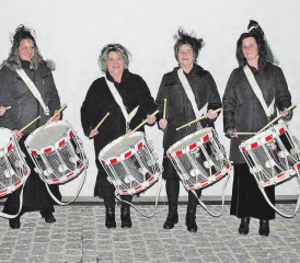 Ob in schwarzen Roben oder bunt kostümiert – die Tambourinnen sorgen dafür, dass die Herren der Schöpfung die Ankündigung der «Weiberherrschaft» nicht versäumen können. (Bild: zVg.)