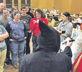 Der Samichlaus lobte die tolle Kameradschaft und das engagierte Mitmachen der Sportler der Behindertensportgruppe Reinach. (Bild: zVg.)