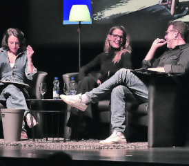 Geschichten aus dem Leben «mittelalterlicher Menschen»: Zu Gast bei Mona Vetsch und Tom Gisler war Gislers Ehefrau Sabine Renz, ehemalige Radio-Moderatorin und heutige Pilates-Expertin. (Bilder: rc.)