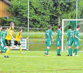 Die alles entscheidende Szene: Der Ball fliegt nach einem Freistoss von Remo Senn (ganz links in Gelb) unhaltbar ins obere rechte Eck und sichert Gränichen für den Moment den Platz in der 2. Liga. (Bild: Roland Jaus)