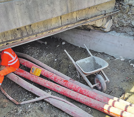 Im Hintergrund das neu erstellte Brückenfundament: Das Bachbett ist auf der ganzen Breite trockengelegt, das Wasser wird mit Hochleistungspumpen und Schläuchen durch den Bereich der Baustelle geführt. (Bild: zVg.)