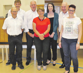 Sie haben die gemeinsame Feuertaufe gut bestanden: (v.li.) Gemeindeammann Peter Stirnemann, Gemeinderat André Muhmenthaler, Vizeammann Hans Peter Lüem, Gemeinderätin Regina Heller, Gemeindeschreiberin-Stv. Evelin Wirz, Gemeinderat Peter Hofmann und Gemeindeschreiberin Andrea Geissmann. (Bild: moha.)