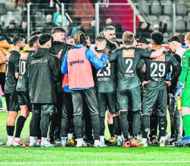 Wächst der FC Aarau doch noch zur Einheit, die es für den Aufstieg braucht? Der Blick von Trainer Boris Smiljanic spricht jedenfalls Bände. (Bild: Sarah Rölli)