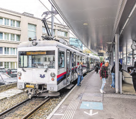 Samstag, 13. Dezember 2025: An diesem Samstag liessen es es sich rund 180 Personen nicht nehmen, bei der letzten Fahrt einer «Be 4/4» dabei zu sein. Dieses Bild wird man so in Aarau nicht mehr schiessen können. (Bild: AVA)