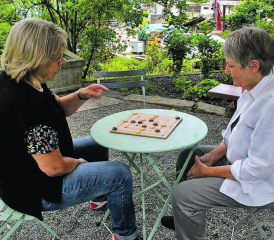 Die Mitglieder des Vereins Historische Gesellschaft Boniswil spielten das allseits beliebte «Mühlespiel» gleich selbst.