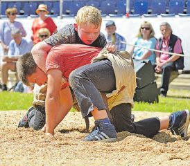 Im Angriff: Der Moosleerauer Roy Hunziker (oben) gegen Valentin Scherz; trotzdem setzte sich schliesslich der Solothurner im Schlussgang der Jahrgänge 2007/08 durch. (Bild: wr)
