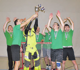 «Liebegger Wadenbeisser»: Das Unihockeyturnier gewannen die Mitarbeiter der Liebegg. (Bilder: zVg.)