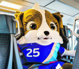 Das Maskottchen der UEFA Women’s EURO 2025 in einem Zug der SBB. (Bild: © SBB CFF FFS)