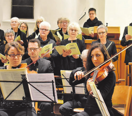 Begleitet durch das Orchester «I Suonatori Stravaganti» stimmten der reformierte Kirchenchor Reinach und der Frauechilechor Bremgarten ihr traditionelles Adventskonzert an. (Bilder: hg.)