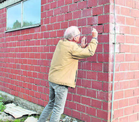 Bröckelig: Ein einfacherAst reicht,um aus den Fugen den Mörtel herauszukratzen. (Bild: grh)