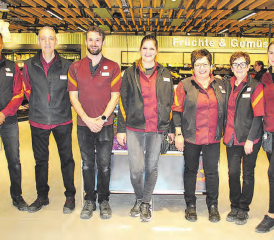 Marktleiterin Andrea Lüscher (Mitte) und ihr Team freuen sich über den gelungenen Umbau. (Bilder: Roland Marti)