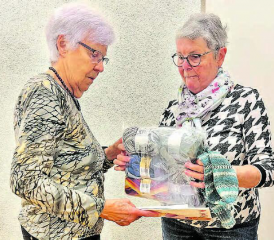 Hedi Bertschi (links) und Sonja Maurer: Die Wollresten werden auch an diesem Dienstagnachmittag begutachtet, neu aufgewickelt und verarbeitet. (Bild: Dominique Rubin)