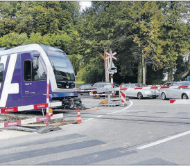 Das Provisorium wird aufgehoben: Am Bahnübergang Schmittengasse muss die Lage der Geleise und der Weiche verändert und in die künftige Form gebracht werden. (Bilder: moha.)
