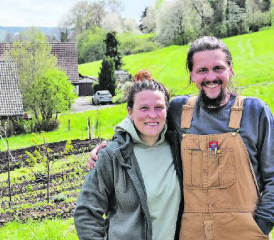 Tilika und David Chamberlin lassen Visionen wahr werden: Stolz präsentieren sie ihr Werk, bei dem sie sich für mehr Biodiversität einsetzen.