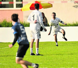Oberentfeldens Faustballer gewinnen zum Auftakt der Rückrunde zwei Mal und bleiben Tabellenführer. (Bild: Alexander Stürchler/Swiss Faustball)