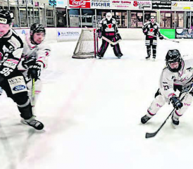 Exzellente Abwehrleistung der Red Lions. Verteidiger Dennis Zogg lässt gleich zwei Spieler der Argovia Stars stehen.