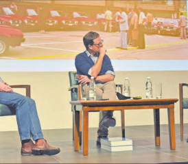 Moderierte die Gesprächsrunde: Buchautor und Co-Projektleiter Fabian Furter zwischen Ursina Valko (l.) und Ursula Hediger (Bild: aw.)