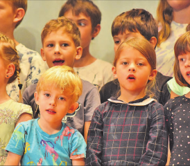 «Mer send en Schuel, wo eifach zwäg esch und wo zäme unterwägs esch…» sangen die Birrwiler Schulkinder. (Bilder. hg.)