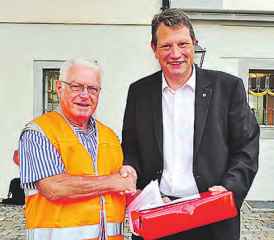 Petition West-Umfahrung sofort: Joe Steinmann überreicht Gemeindepräsident Charly Freitag die 540 Unterschriften. (Bilder: msu.)