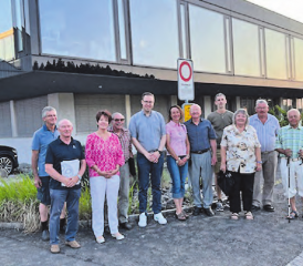 Zu Besuch: Die SVP Boniswil erhielt einen Einblick in die Arbeit der Rollstar AG. (Bild: zVg.)