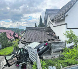 Pedal verwechselt? Der Fehltritt des 79-Jährigen verursachte nach ersten Schätzungen einen Schaden von 100’000 Franken. (Bild: kapo)