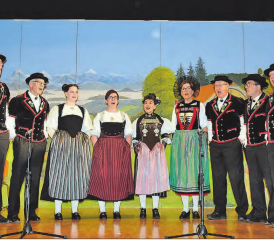 Ein Bild, das Volkstum-Narren närrisch macht: Der Jodlerklub Kölliken in seiner ganzen Pracht, mit den vier Jodlerinnen im Zentrum. (Bilder: Frieda Steffen)