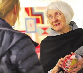 Elisabeth Zuberbühler unter den Menschen, die sie liebt: Bei vielen persönlichen Gesprächen erlebten die Besucherinnen und Besucher der Vernissage einen stimmungsvollen Nachmittag. (Bilder: Remo Conoci)