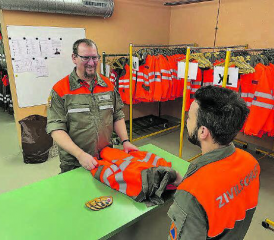 Der Wiederholungskurs der Zivilschutzorganisation aargauSüd ging erfolgreich über die Bühne: Kdt Stv Maj Kehrer bei der Abgabe der persönlichen Ausrüstung − im rechten Bild sind sechs der neun Neueingeteilten in der ZSO aargauSüd zu erkennen. (Bilder: zVg.)