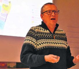 Teufenthals Gemeindeammann Niklaus Boss präsentierte die Ergebnisse des Studienauftrags Injecta. (Bilder: hg.)