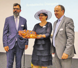 Symbolische Übergabe: Flankiert von Dieter Wicki, Leiter AMB, (li.) und ihrem Ratskollegen Markus Dieth konnte die Militärdirektorin Franziska Roth den «Schlüssel» zum sanierten Kommandoposten übernehmen. (Bilder: moha.)