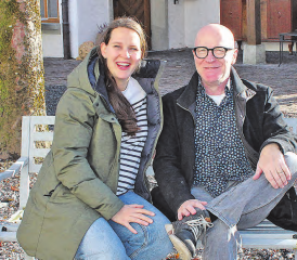 Zufrieden: Elena Hunziker und Markus Kirchhofer haben die Leserschaft des Wynentaler Blattes in diesem Jahr mit Haigas begleitet. Vielleicht dürfen sich die Fans irgendwann in der Zukunft über einen dazugehörigen Kalender freuen. (Bild: grh)