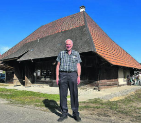 Endlich ist es vollbracht: Besitzer Kurt Jenni vor dem historisch sanierten Hochstudhaus am Tag der offenen Tür. (Bilder: Kaspar Flückiger)