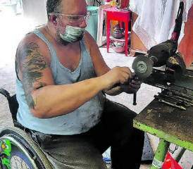Reist momentan täglich von Spreitenbach nach Boniswil: Thomas Spörri hilft bei der Sanierung der alten Schmitte Boniswil tatkräftig mit. (Bild: zVg.)