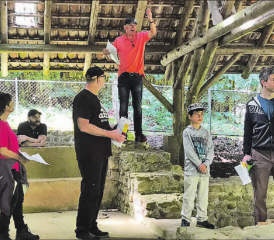 Spannende Einblicke: Der Präsident des Fördervereins Steinzeitwerkstatt Boniswil, Pitsch Schmid, erklärt das Baderitual im römischen Bad Murimoos. (Bild: zVg.)