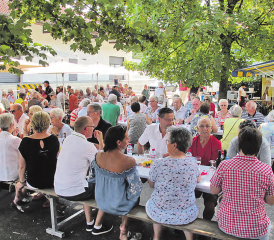 Unter Schatten spendenden Bäumen und Sonnenschirmen hatte sich eine grosse Festgemeinde versammelt, um den Worten von Kathrin Stirnemann zu lauschen. (Bilder: hzb.)