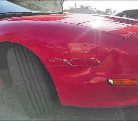 Ein übler Schaden − der Ärger ist gross. Dennoch ist beim Teilen von Informationen Vorsicht geboten. Öffentlich geteilt, verliert man die Kontrolle über das Bild. (Bild: facebook)