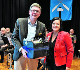 Regierungsrat Dieter Egli wurde von Gemeindeammann Marliese Loosli mit einem Korb Ruedertaler Spezialitäten beschenkt. (Bilder: ran.)