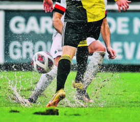 Schwierige Platzverhältnisse in Nyon. 626 Zuschauer wähnten sich zeitweise an einem Wasserball-Spiel. (Bild: Sarah Rölli)