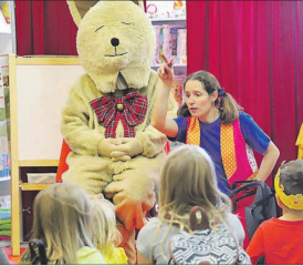 Spannende Geschichten bei Möbel und Spielwaren Leu: Priska Paffrath erzählte den Kindern die Geschichten von Felix, dem reiselustigen Hasen. (Bilder: Remo Conoci)